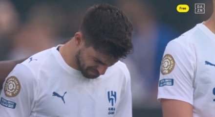 Um minuto de silêncio foi respeitado por Diogo Jota, antes do duelo pelas 4ªs da Copa do Mundo de Clubes, e dois jogadores do clube saudita não aguentaram.