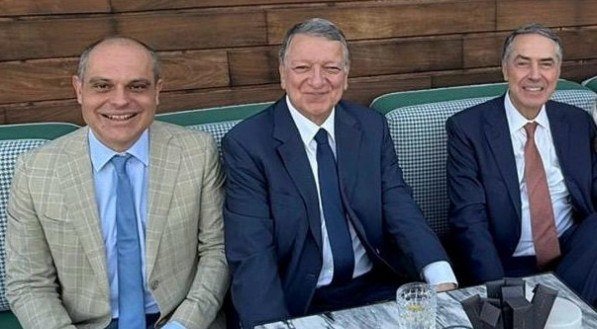 Durante evento em Lisboa, ontem, o pernambucano Paulo Dalla Nora Macedo com José Manuel Durão Barroso, ex-presidente da Comissão Europeia e o ministro Luís Roberto Barroso, presidente do Supremo Tribunal Federal