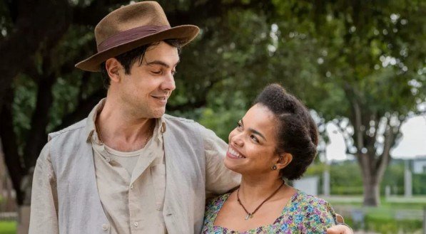 Candinho (Sergio Guizé) e Dita (Jeniffer Nascimento) em 'Êta Mundo Melhor'