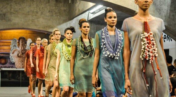 Imagem de desfile com peças produzidas por mulheres quilombolas na Fenearte 2024