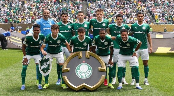Time do Palmeiras posa para foto em jogo no Mundial de Clubes 2025