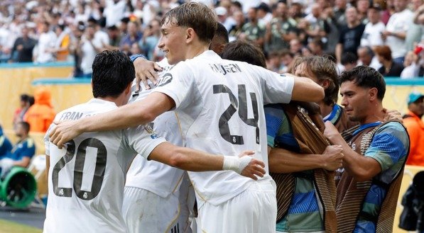 Jogadores do Real Madrid abraçados após gol no Mundial de Clubes 2025