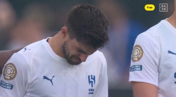 Um minuto de silêncio foi respeitado por Diogo Jota, antes do duelo pelas 4ªs da Copa do Mundo de Clubes, e dois jogadores do clube saudita não aguentaram.
