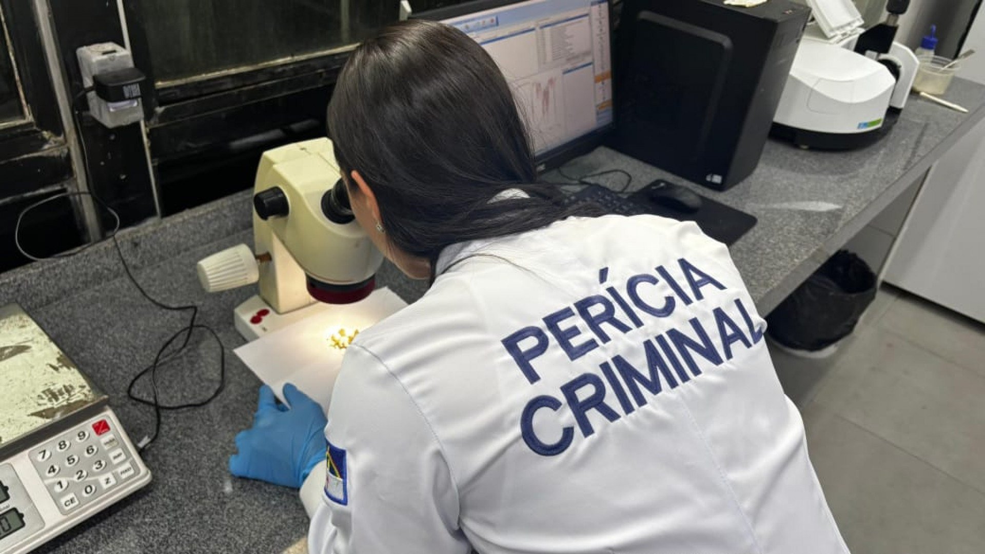 A Polícia Científica é responsável por produzir provas periciais que auxiliam investigações criminais de forma técnica