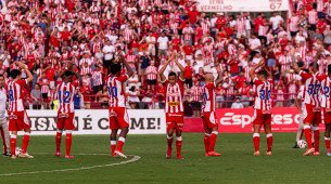 Jogadores do Náutico cumprimentam a torcida nos Aflitos