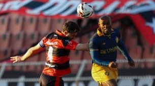 Vágner Love disputa de bola de cabeça em Ituano x Retrô