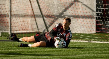 Goleiro do Bayern de Munique não gostou do jeito que o colega italiano entrou no lance e ainda exigiu que ele fosse se desculpar.