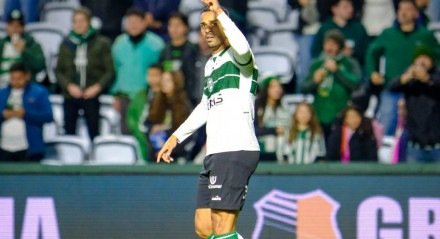 Autor dos gols da vitória do Coxa, Dellatorre foi o grande nome da partida