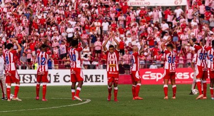 Jogadores do Náutico cumprimentam a torcida nos Aflitos
