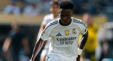 Vinicius Júnior atento em jogo do Real Madrid no Mundial de Clubes 2025
