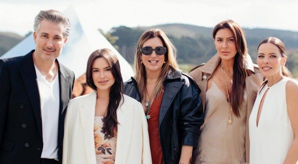 Gustavo e Carol Rabello com as pernambucanas Evellyn Barbosa, Claudia Abrahamian e Aida Katel, durante desfile em Belo Horizonte