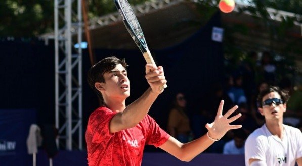 O jovem goiano de Quirinópolis, de 17 anos, Henrique Medeiros, estreou com o pé direito, nesta sexta-feira, no torneio internacional BT 200 de Rio Verde (GO), jogado no Clube Campestre. A competição distribui US$ 15 mil em premiações e dá mais de 200 pontos aos campeões. Henrique e o parceiro mineiro Victor Gonzaga derrotaram a dupla [&amp;#8230;]