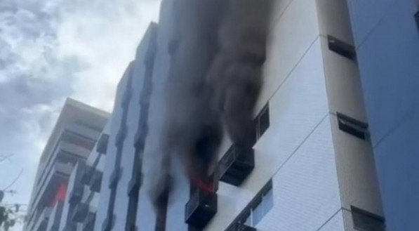 Princípio de incêndio atinge edifício em Boa Viagem, na Zona Sul do Recife, neste sábado (5)