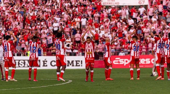 Jogadores do Náutico cumprimentam a torcida nos Aflitos