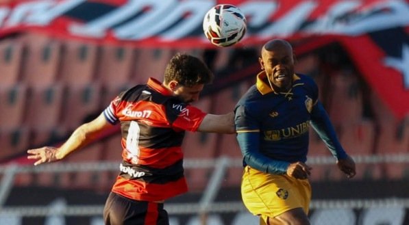 Vágner Love disputa de bola de cabeça em Ituano x Retrô