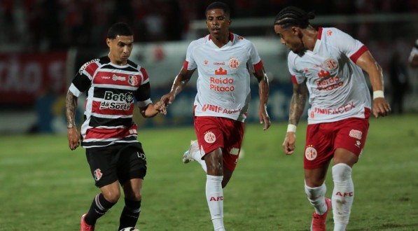 Lance do jogo entre Santa Cruz x América-RN no primeiro confronto entre ambos na Série D
