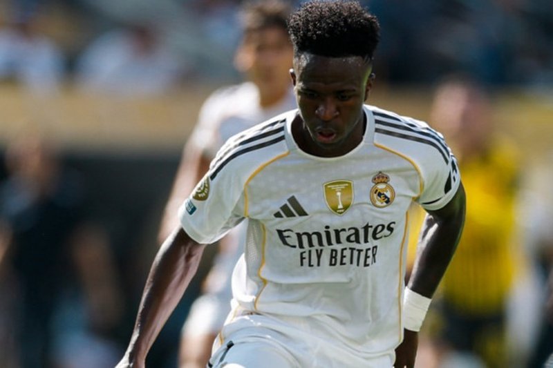 Vinicius Júnior atento em jogo do Real Madrid no Mundial de Clubes 2025