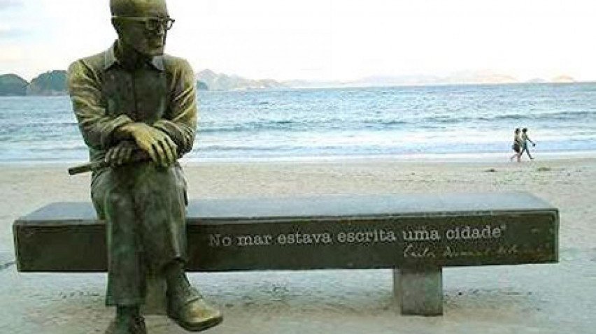 Estátua de Drummond no Rio de Janeiro