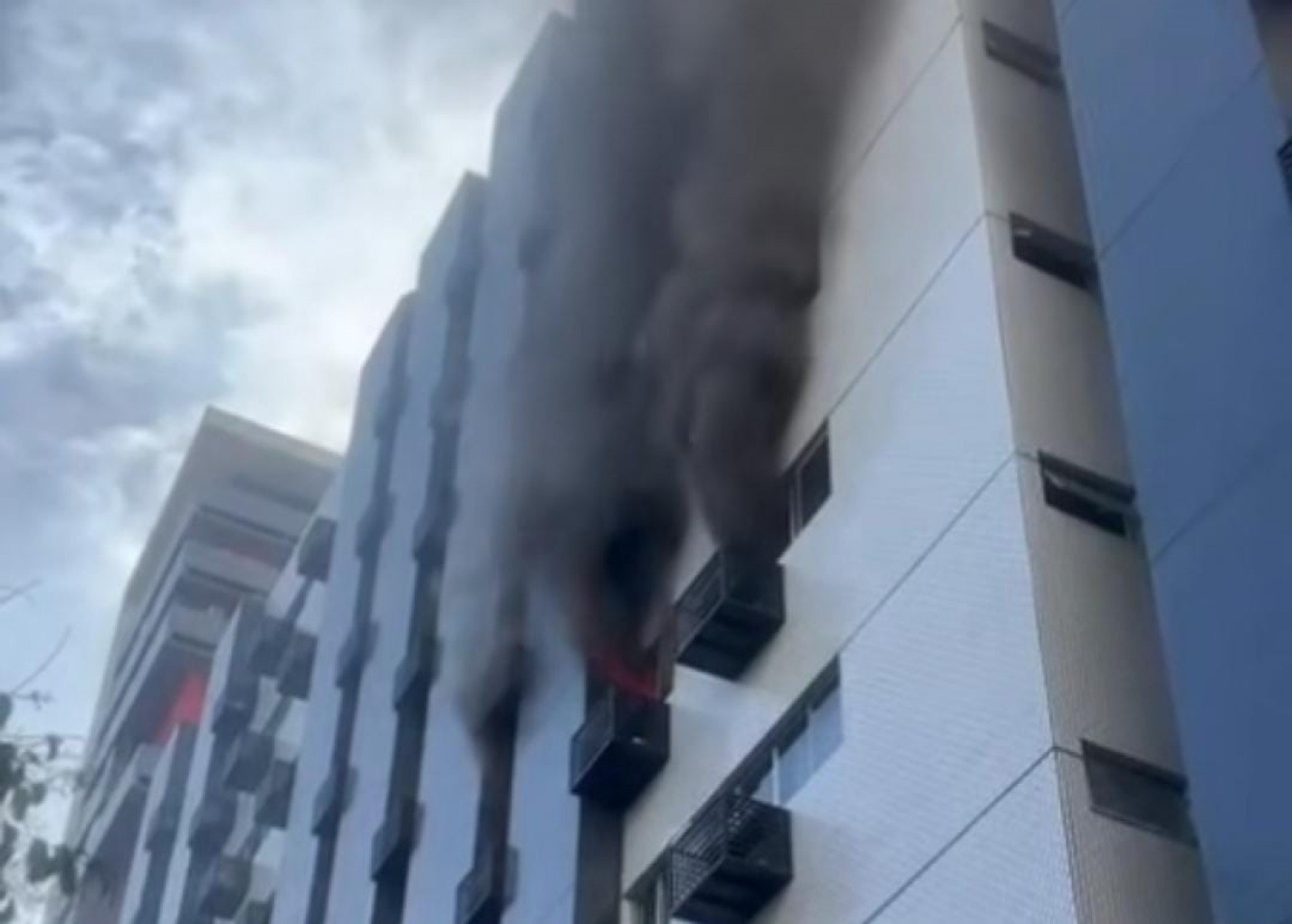 Princípio de incêndio atinge edifício em Boa Viagem, na Zona Sul do Recife, neste sábado (5)