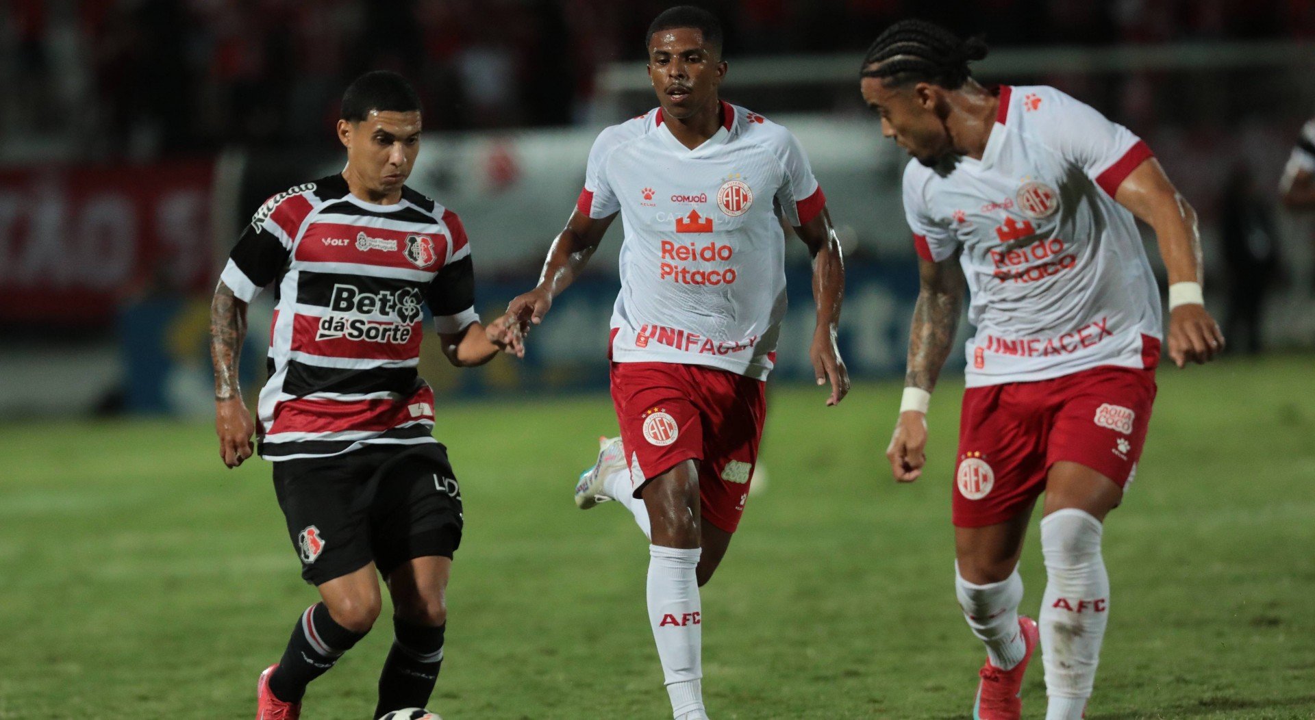 Lance do jogo entre Santa Cruz x América-RN no primeiro confronto entre ambos na Série D