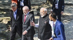 O presidente do Brasil, Luiz Inácio Lula da Silva, e o primeiro-ministro da Índia, Narendra Modi, chegam para foto oficial da Cúpula do Brics no Rio de Janeiro