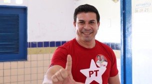 Carlos Veras votou na eleição para presidente do PT em escola no bairro de Santo Amaro, no Recife