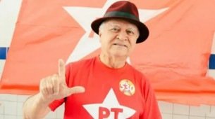 Candidato à presidência estadual do PT, Fernando Ferro votou em uma escola no bairro do Cordeiro
