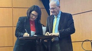 Momento em que Fernanda (FACEPE) e Zago (FAPESP) assinam acordo de cooperação