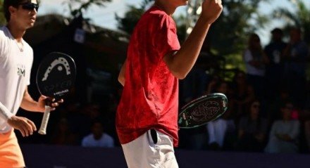O jovem goiano de Quirinópolis, de 17 anos, Henrique Medeiros, segue brilhando em casa no torneio internacional BT 200 de Rio Verde (GO), jogado no Clube Campestre, a maior competição do esporte no estado. O evento distribui US$ 15 mil em premiações e dá mais de 200 pontos aos campeões.  Henrique e o parceiro mineiro [&#8230;]