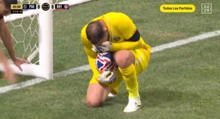 Goleiro do PSG se envolveu em lance com jogador do Bayern de Munique, no fim do primeiro tempo do duelo entre as equipes pela Copa do Mundo de Clubes.