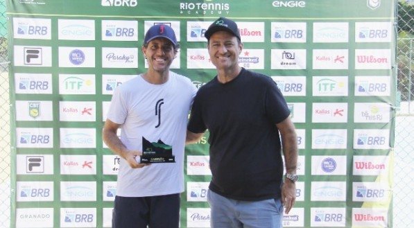 Ex-boleiro e atleta que já foi número 1 do mundo conquistam títulos no torneio que encerra com número mais de 240 participantes de 14 países e elogio dos atletas