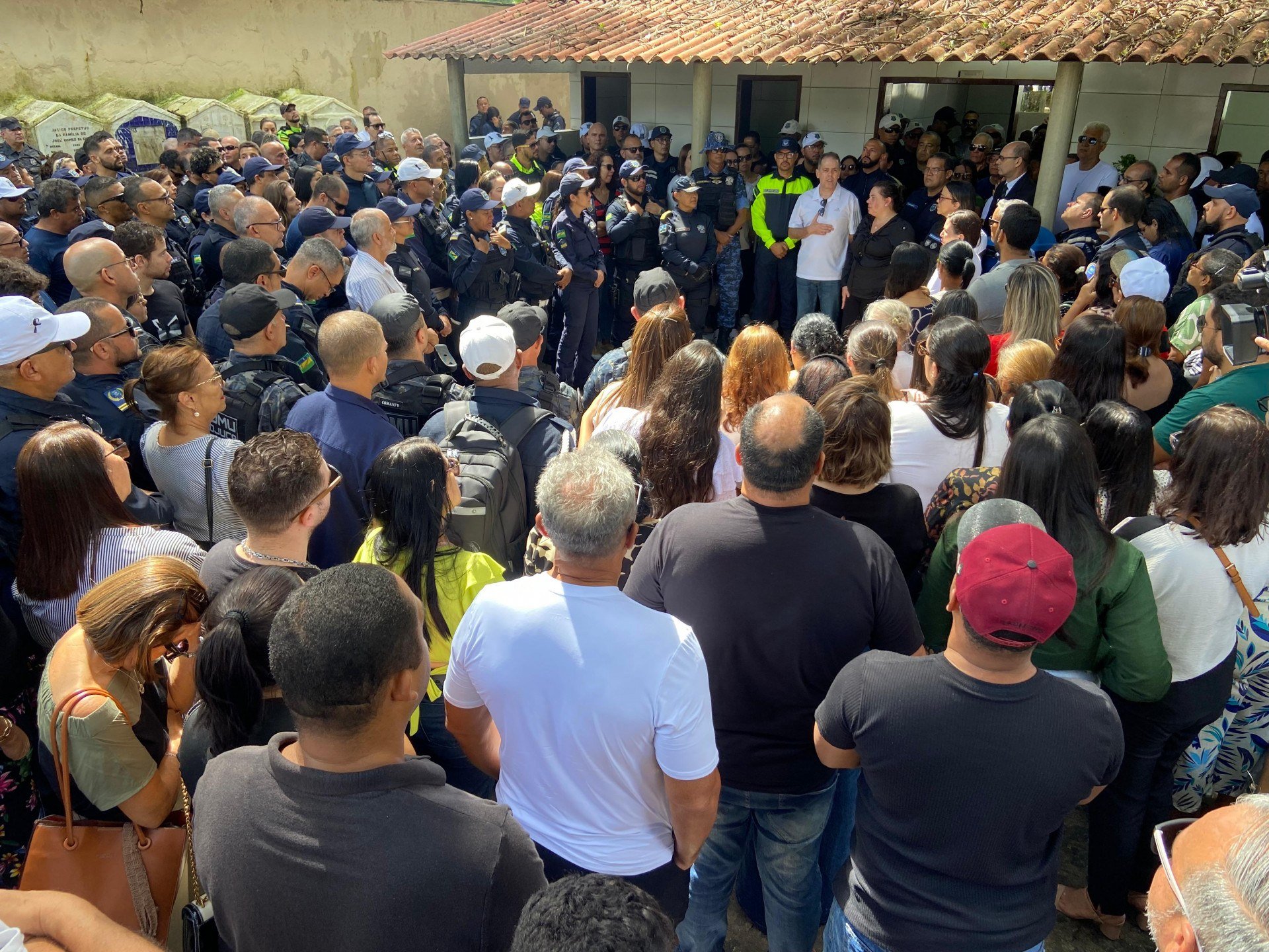 Sepultamento do agente de trânsito Carlos Henrique Alves de Medeiros no Cemitério Público da Várzea