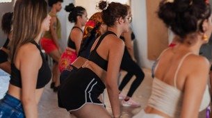 Mulheres participando de uma aula prática de twerk em um estúdio de dança.