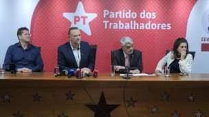 Edinho Silva, à direita de Humberto Costa, assume cargo comandado interinamente pelo senador pernambucano
