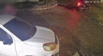 Polícia intercepta dupla em moto após série de assaltos em Pombos; um suspeito foge e outro é preso