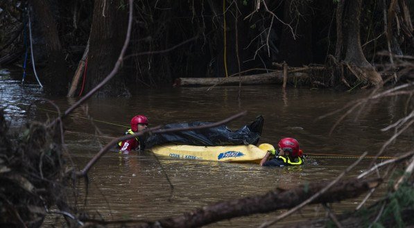 Tragédia por enchentes no Texas passa dos 100 mortos e acende alerta sobre ações da Casa Branca