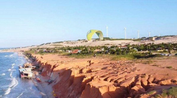 Canoa Quebrada: um voo de poesia e radicalidade