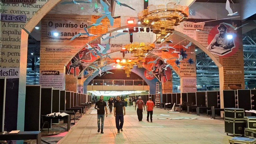 No teto da Fenearte, uma revoada de pássaros azuis e gaiolas vazias simboliza liberdade, tradição e memória — em diálogo com o tema "A Feira das Feiras".

