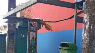 Abrigo de passageiros de ônibus destruído