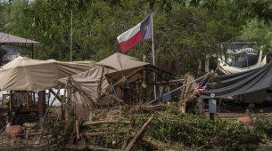 Chuva ainda atrapalha as buscas por desaparecidos no Texas
