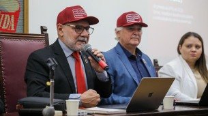 O reitor da UFPE, Alfredo Gomes, e o vice-reitor, Moacir Ara&uacute;jo, apresentaram detalhes sobre o Plano de Reequil&iacute;brio Or&ccedil;ament&aacute;rio da institui&ccedil;&atilde;o