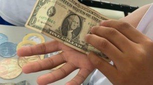 Alunas da Escola Sagrado Coração de Maria em atividade de educação financeira