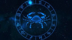 Imagem ilustrativa do símbolo de Câncer, um caranguejo, no meio de uma roda de signos, em um fundo azul estrelado