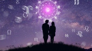 Imagem ilustrativa de um casal diante de um céu estrelado, com a roda dos signos do zodíaco acima deles