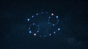 Imagem ilustrativa da constelação do signo de Câncer em fundo azul estrelado
