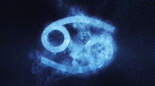 Imagem ilustrativa da constelação do signo de Câncer em um fundo azul estrelado