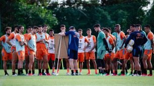 Daniel Paulista, técnico do Sport, em orientação durante treino no CT