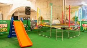 O espaço conta com briquedos omo escorregador e pula-pula