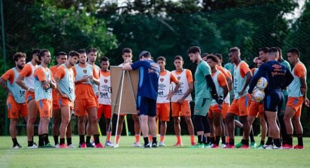 Daniel Paulista, técnico do Sport, em orientação durante treino no CT