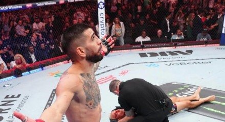 Ilia Topuria subiu do peso-pena, do qual foi campeão, para o peso-leve e também conquistou o cinturão do UFC nesta divisão, 